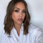 Jessica Alba Instagram - a quick trip to #Chicago for all things @honest_renovations 👷🏽‍♀️💜 Chicago, Illionis