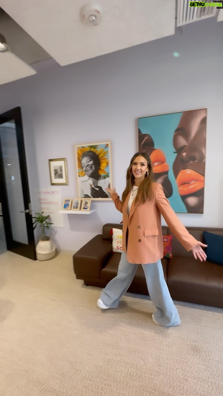Jessica Alba Instagram - #WomanKingWednesday! π When @carlainspired joined @honest as the new CEO, I felt a different type of energy π«π§‘ππ½ Immediately, I knew I wanted to revamp her office so it would reflect that vibrant, powerful, feminine, boss, woman king vibration! My partner in all things reno @lizzymathis π·π½ββοΈ came through and totally helped me turn this one out. Grateful for you and the rest of our partners that helped bring the magic πͺ Carla, Iβm so happy you love your new digs! Like you said, thereβs a new energy and itβs here to stayβ¦ π«Άπ½π€ππ½β¨ Tap ππ½ the link in bio to watch the full renovation! This is just a sneak peak π #OfficeRenovation #WomanKingEnergy #HonestCEO #OfficeVibes
