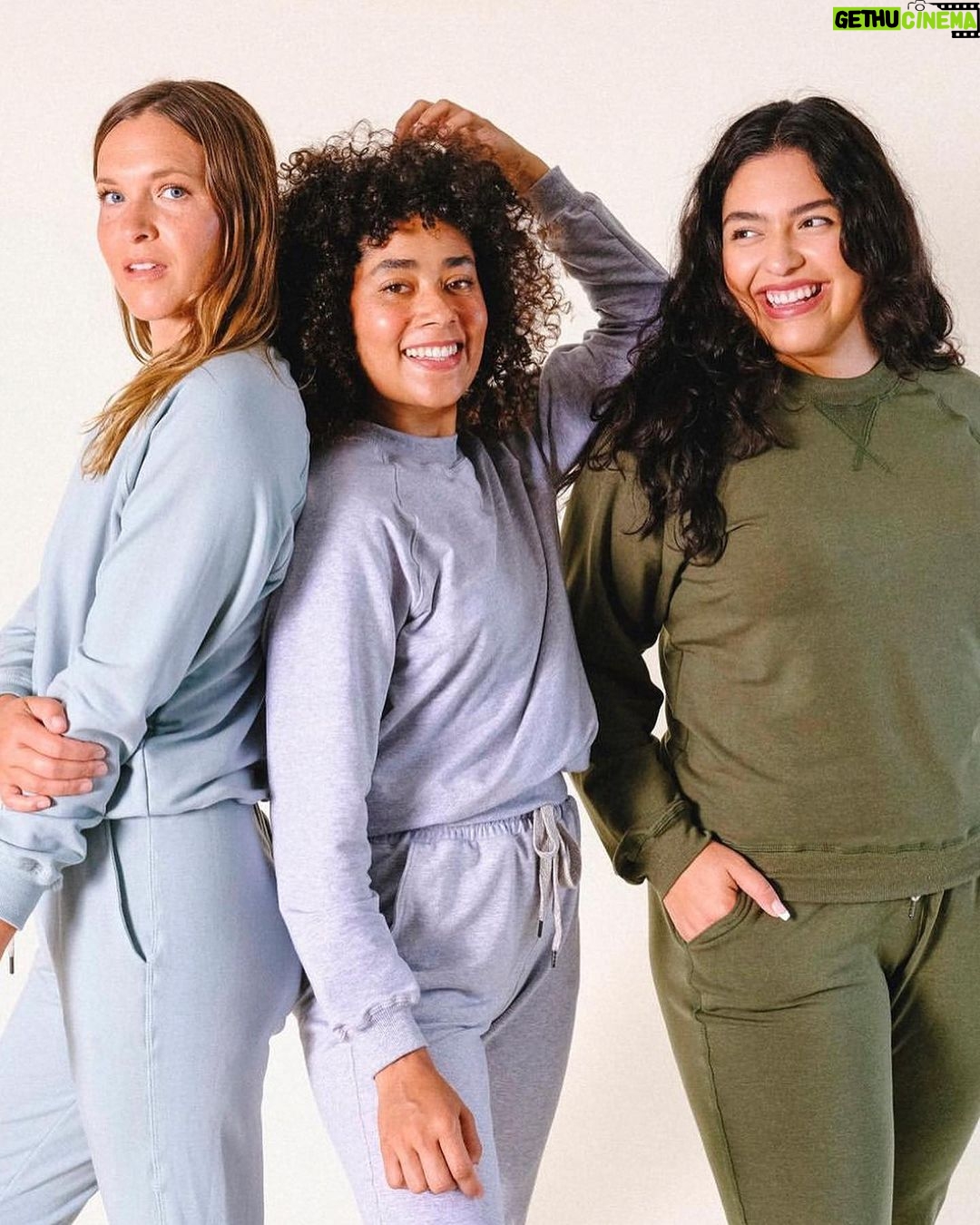Jessica Alba Instagram - #SmallBusinessSaturday x #HispanicHeritageMonth ✨💫 Featuring all things fashion! 🧥👖👡👒👜Putting together outfits - whether you’re going out or chilling with the homies - is such a fun way to express yourself. Between outfit essentials, unique accessories, shoes, jewelry and the ultimate cozies - these brands have all the things! @carolinakuniverse @andreagomezofficial @aurelia.mexico @mallarino @caralarga_mx @simonett @apayaofficial @katherinecordero55 @joineby @poplinen Check ‘em out and share your faves with me below 🫶🏽 #LatineHeritageMonth #SBS #Fashion
