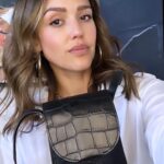Jessica Alba Instagram - #SmallBusinessSaturday x gift guide edition 🎁✨ The holidays are around the corner, so I’m sharing a few gift ideas that your BFF, sister, auntie, #workwife - really anyone would absolutely love 💕 @cuyana @arianaostny @rebeccacampbell_author @vivalabonita @cleowade @lunya @shanidarden @nodpodofficial @avaline @fredasalvador These are some of my fave brands - check ‘em out and share some of yours below 🫶🏽