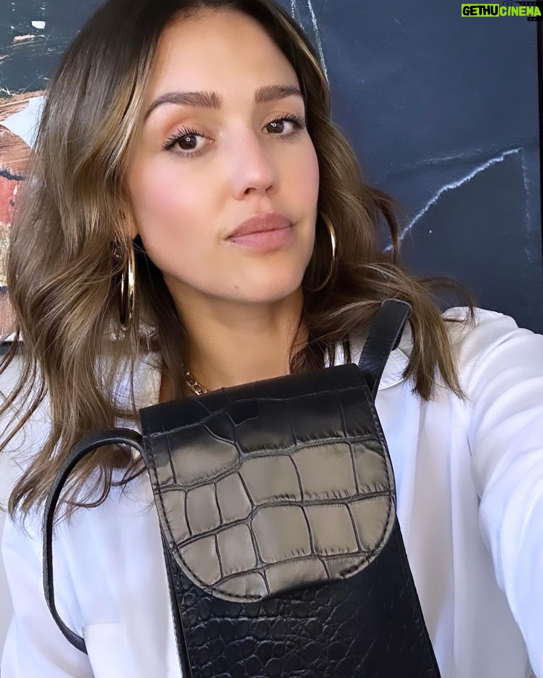 Jessica Alba Instagram - #SmallBusinessSaturday x gift guide edition πβ¨ The holidays are around the corner, so Iβm sharing a few gift ideas that your BFF, sister, auntie, #workwife - really anyone would absolutely love π @cuyana @arianaostny @rebeccacampbell_author @vivalabonita @cleowade @lunya @shanidarden @nodpodofficial @avaline @fredasalvador These are some of my fave brands - check βem out and share some of yours below π«Άπ½