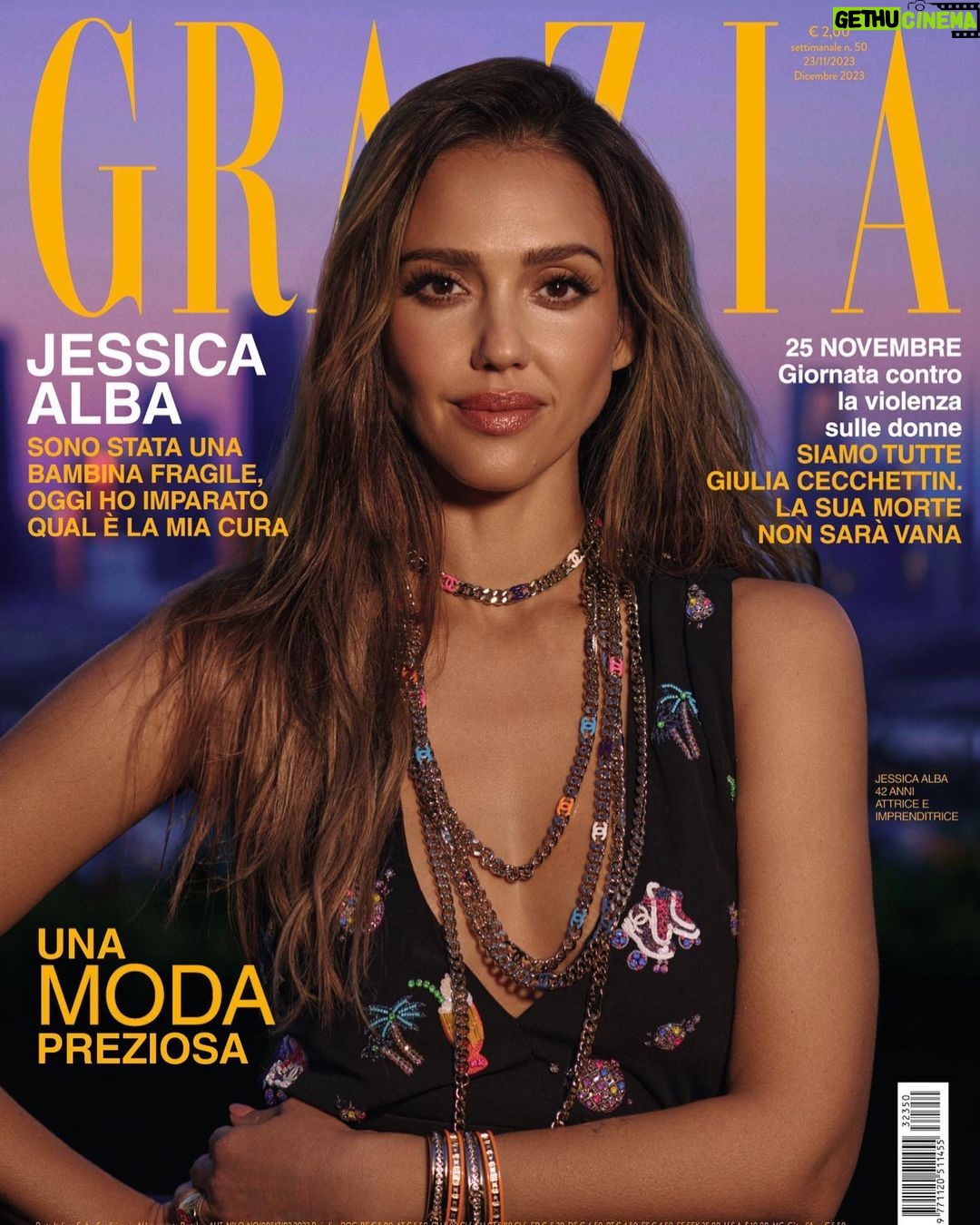 Jessica Alba Instagram - Jessica Alba è la star di copertina di Grazia, in edicola da domani. Per noi, l’attrice e imprenditrice, posa in una casa Hollywoodiana del 1923, con abiti da sera e sofisticati look da giorno. Nell’intervista racconta di essere stata una bambina fragile che ha combattuto contro una grave forma d’asma. Il primo provino, superato a 12 anni, è stato la sua rivincita. Da quel momento è diventata una star capace di mantenere tutta la famiglia. «Mia madre ha lasciato il lavoro per accompagnarmi alle audizioni. Il secondo reddito in famiglia, oltre a quello di mio padre, lo portavo io», ricorda.Un giorno, alla prima gravidanza, una crisi allergica l’ha costretta a fermarsi suggerendole una nuova sfida: fondare un’azienda di prodotti sostenibili. Oggi la sua compagnia è un enorme successo e lei è orgogliosa di essere un modello di riferimento per tante giovani, «Vedere le donne ai vertici è importante perché spesso le persone non credono di poter raggiungere certe posizioni, se non ne vedono un esempio», e spiega perché la migliore cura è non arrendersi. Jessica Alba is the cover star of Grazia’s new issue. For us, the actress and entrepreneur poses in a Hollywood house from 1923, in gowns and sophisticated daily looks. She tells Grazia she was a fragile kid battling with a severe form of asthma. Her first casting, booked at age 12, was her remarch. Since then, she became a star, able to provide for her family: “My mom quit her job to take me to auditions. The second income in the family, besides my dad’s, was mine” she recalls. One day though, during her first pregnancy, an allergic reaction forced her to stop and think about a new challenge: create a company of clean and sustainably-designed products. Today her company is a huge success and she is an inspiration to many young women: “To see women at the top is important because often people don’t think they can reach certain positions if they don’t see an example”, she says, because sometimes, the best cure is to never give up. Words @fedi_volpe Photo @veronicasams Stylist @orettac Hair @brittneyryanhair Make-up @mariavargasmakeup Digitech @sara_swaty Manicure @nailartbyqueenie Stylist Assistant @alessandrajleo