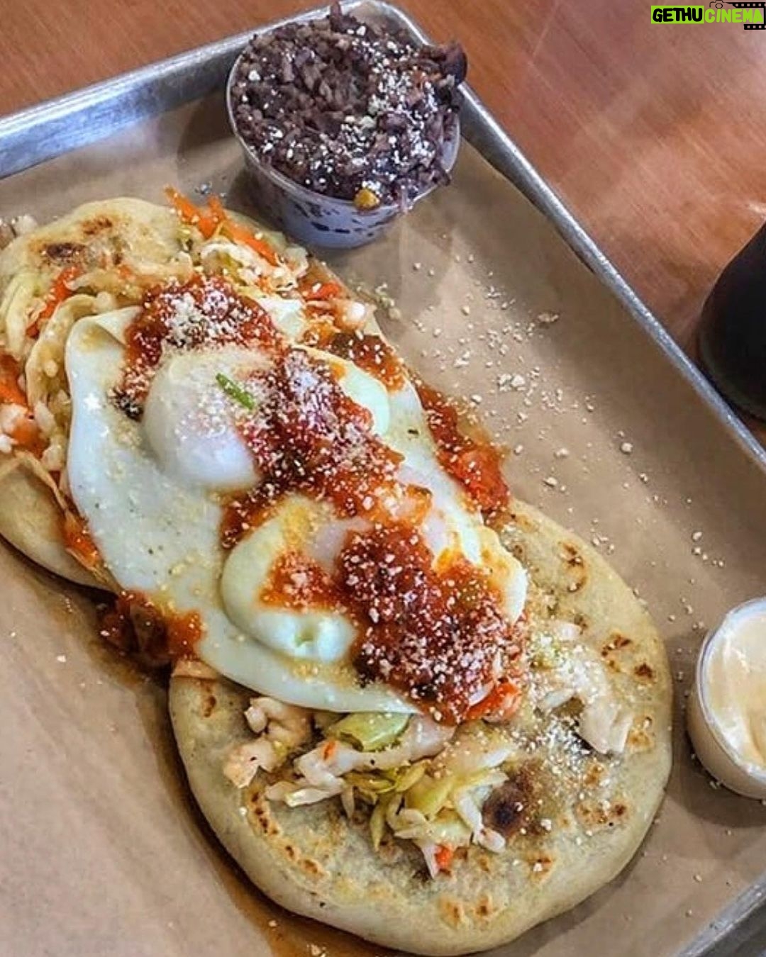 Jessica Alba Instagram - #SmallBusinessSaturday food edition! ๐ฎ๐ฏ๐ฅ๐ฅ๐ถ๏ธ๐ง๐ฎ๐ฐ When it comes to food, Iโm down for all of it! ๐คค๐ Not only is it so much fun discovering new restaurants and chefs, but I love how food brings people together and gives you a taste of different cultures ๐๐ฝ So whether youโre looking for a delicious meal, an adult beverage or to indulge in some sweet treats - these places got you! @tacosgueynyc @sonoratownla @lapupusadtla @versaillescubanfood @coniseafood @tacostacuba @sofiastaquerianyc @donasofficial @portosbakery @deliciasbakeryandsome Check โem out and please share your fave spots below! ๐๐ฝ๐ค #HispanicHeritageMonth #LatineHeritageMonth #Foodie