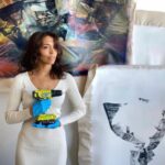 Jessica Alba Instagram - #wcw Featuring a few talented/dope artists!!! - @daniecansino and @jbellzamy ❤️🎨💫 A few months ago I got to visit both Danie and Jessica at their individual studios. I was so inspired by their stories, their works of art and the power + emotions they evoked. Needless to say, I was instantly #obsessed and wound up buying a few pieces to take home with me ☺️🖼️ Thank you both for having me in your sacred spaces - I am in awe of your talent and the stories you are telling 🤍 Cheers to these phenomenal artists who remind us that art has the power to heal, inspire, and unite us all 🙏🏽 #HispanicHeritageMonth #LatinXHeritageMonth #WCW #latinapower #chingonaaf
