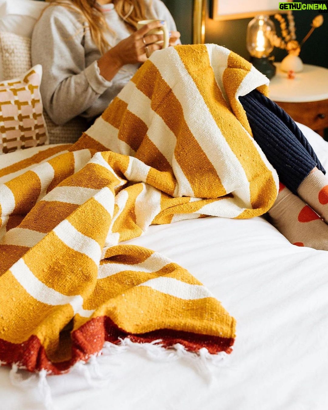 Jessica Alba Instagram - Itβs #SmallBusinessSaturday and Iβm leaning into the (almost fall π) cozy vibes with this #HispanicHeritageMonth edition π« Taking some time with myself to recharge is so so important ππ½ Some of my fave ways to keep my mind right is by getting comfy and leaning in - whether that be by lighting some palo santo + a candle π―οΈ to get the vibes right, getting into an affirmation deck or journaling β¨, indulging in selfcare ππ
π½ or eating some yummy snacks π€€ - these brands got a lil somethin for everyoneπ§π½ββοΈπ₯° @shopmivida @luna.sundara @ser.paraiso @lilasudssoaps @lightslacquer @caminito.co @oeste.studio @sietefoods @picapica.tx As always, please share some of your fave brands below! #HispanicHeritageMonth #LatinXHeritageMonth #Latine #SupportSmallBusinesses