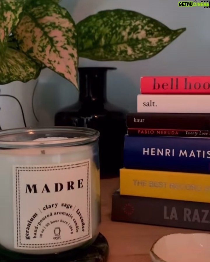 Jessica Alba Instagram - Itβs #SmallBusinessSaturday and Iβm leaning into the (almost fall π) cozy vibes with this #HispanicHeritageMonth edition π« Taking some time with myself to recharge is so so important ππ½ Some of my fave ways to keep my mind right is by getting comfy and leaning in - whether that be by lighting some palo santo + a candle π―οΈ to get the vibes right, getting into an affirmation deck or journaling β¨, indulging in selfcare ππ
π½ or eating some yummy snacks π€€ - these brands got a lil somethin for everyoneπ§π½ββοΈπ₯° @shopmivida @luna.sundara @ser.paraiso @lilasudssoaps @lightslacquer @caminito.co @oeste.studio @sietefoods @picapica.tx As always, please share some of your fave brands below! #HispanicHeritageMonth #LatinXHeritageMonth #Latine #SupportSmallBusinesses