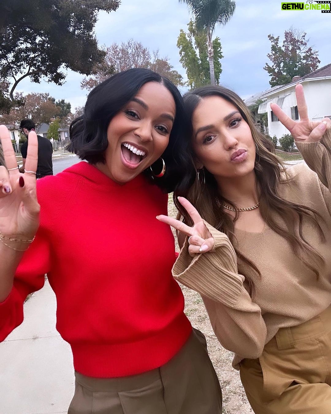 Jessica Alba Instagram - We’re back! Filming season 2 of @honest_renovations w my main @lizzymathis - let’s goooo ☺️👏🏽🎬