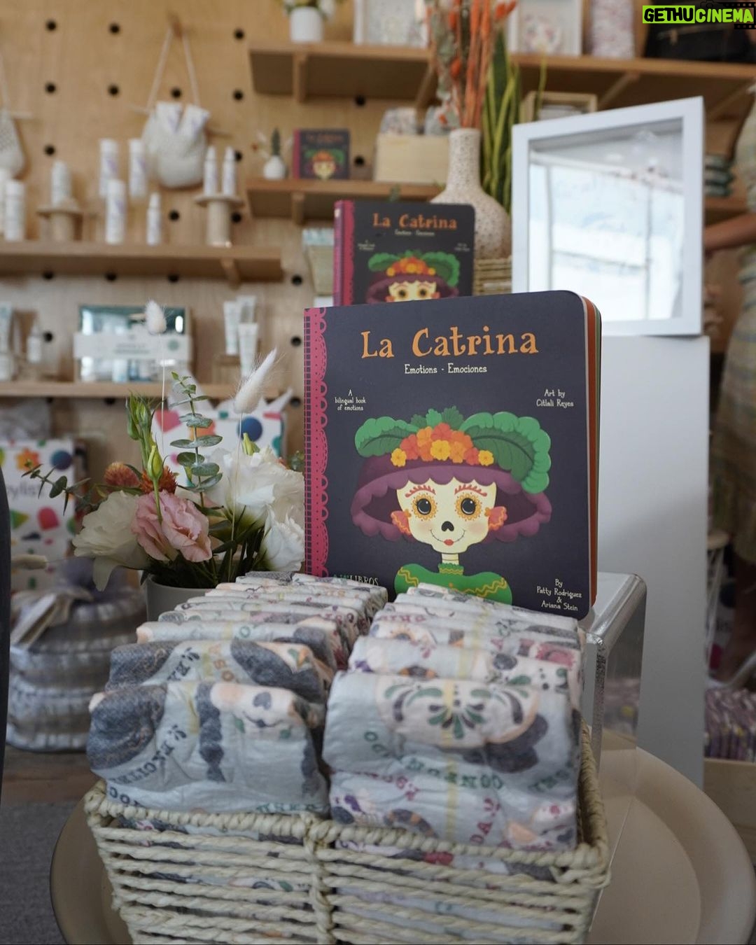 Jessica Alba Instagram - Had so much fun visiting the amazing @babylist showroom and talking all things @honest π«Άπ½ & Iβm so excited about the launch of our collab with @lil_libros π₯Ήππ½ The limited edition La Catrina Honest diaper print inspired by the book is everything! ππ€π« Check βem out at Honest.com P.S. - Baby List is giving away the Ultimate Babymoon getaway -- check out my stories to enter to win a dream π trip to LA π΄π«Άπ½