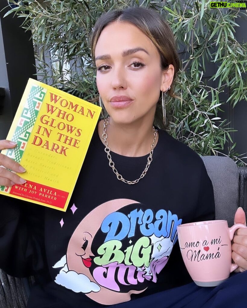 Jessica Alba Instagram - Ins: making time for self-care, healing + feeling, supporting your sisters, finding joy in the little things, making more room for fun, unconditional self love 🫶🏽✨💞 #MondayMotivation #SelfLoveClub #InMyHealingEra