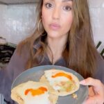 Jessica Alba Instagram - My #Cholula eggy (and cheesy 😜) tacos 🌮 Mmmmmm