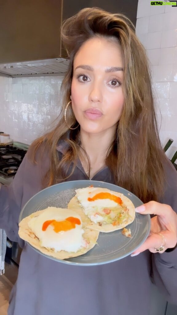 Jessica Alba Instagram - My #Cholula eggy (and cheesy 😜) tacos 🌮 Mmmmmm