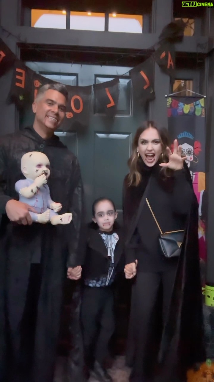 Jessica Alba Instagram - Rumor has it a fam of vampires π§πΌπ§π»ββοΈπ§π»ββοΈ went trick-or-treating last night ππ» #HappyHalloween #Halloween2023 #TrickOrTreat