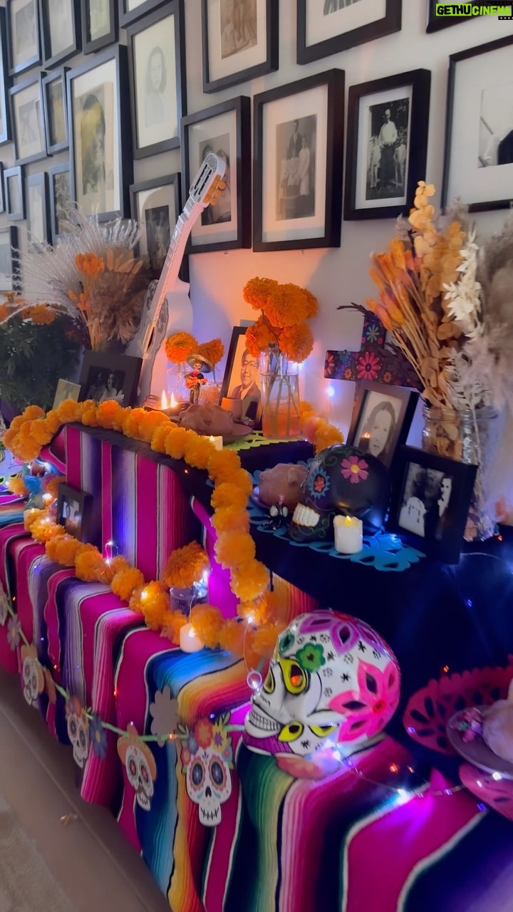 Jessica Alba Instagram - Honoring those who are no longer with us - te amo siempre ❤️✨ #Ofrenda #DiaDeLosMuertos