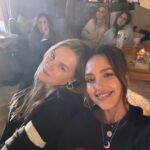 Jessica Alba Instagram - #SuperBowl with the squad 🫶🏽 @usher was 🔥🔥🔥The game was so good! Congrats to KC for an incredible WIN! 🏆 & shout out to @jamiepatricof for the incredible food 🤤