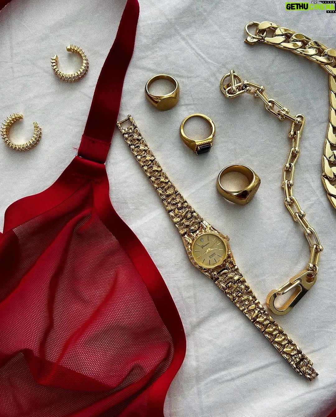 Jessica Alba Instagram - Featuring all things #Valentines + #Galentines themed for #SmallBusinessSaturday x #BlackHistoryMonth 🎀🤍🥀✨ These brands have you covered whether you’re chilling with your BFFs or doing date night with your ❤️ @lurelly @chelseaparisint @maisoneli_ @sucrecouture @fancyhomebody @fortmrw.co @ourside.nyc @forvrmood @sweetredpeach Check ‘em out and comment your faves below!