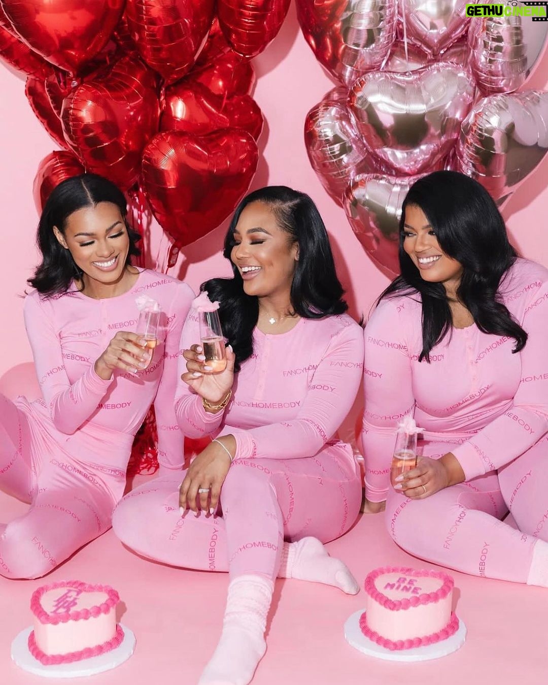 Jessica Alba Instagram - Featuring all things #Valentines + #Galentines themed for #SmallBusinessSaturday x #BlackHistoryMonth 🎀🤍🥀✨ These brands have you covered whether you’re chilling with your BFFs or doing date night with your ❤️ @lurelly @chelseaparisint @maisoneli_ @sucrecouture @fancyhomebody @fortmrw.co @ourside.nyc @forvrmood @sweetredpeach Check ‘em out and comment your faves below!