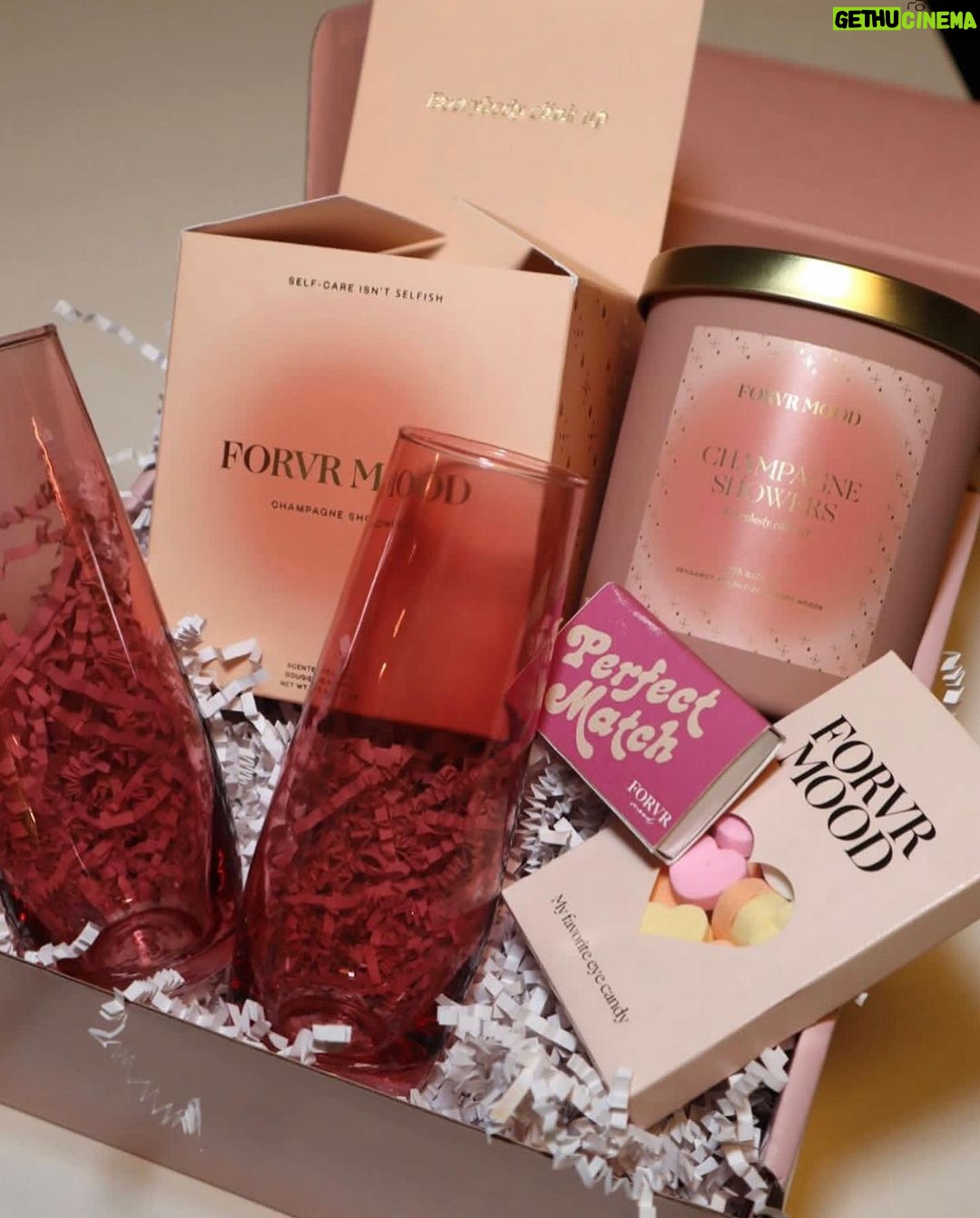 Jessica Alba Instagram - Featuring all things #Valentines + #Galentines themed for #SmallBusinessSaturday x #BlackHistoryMonth 🎀🤍🥀✨ These brands have you covered whether you’re chilling with your BFFs or doing date night with your ❤️ @lurelly @chelseaparisint @maisoneli_ @sucrecouture @fancyhomebody @fortmrw.co @ourside.nyc @forvrmood @sweetredpeach Check ‘em out and comment your faves below!