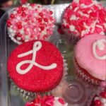 Jessica Alba Instagram - Featuring all things #Valentines + #Galentines themed for #SmallBusinessSaturday x #BlackHistoryMonth 🎀🤍🥀✨ These brands have you covered whether you’re chilling with your BFFs or doing date night with your ❤️ @lurelly @chelseaparisint @maisoneli_ @sucrecouture @fancyhomebody @fortmrw.co @ourside.nyc @forvrmood @sweetredpeach Check ‘em out and comment your faves below!