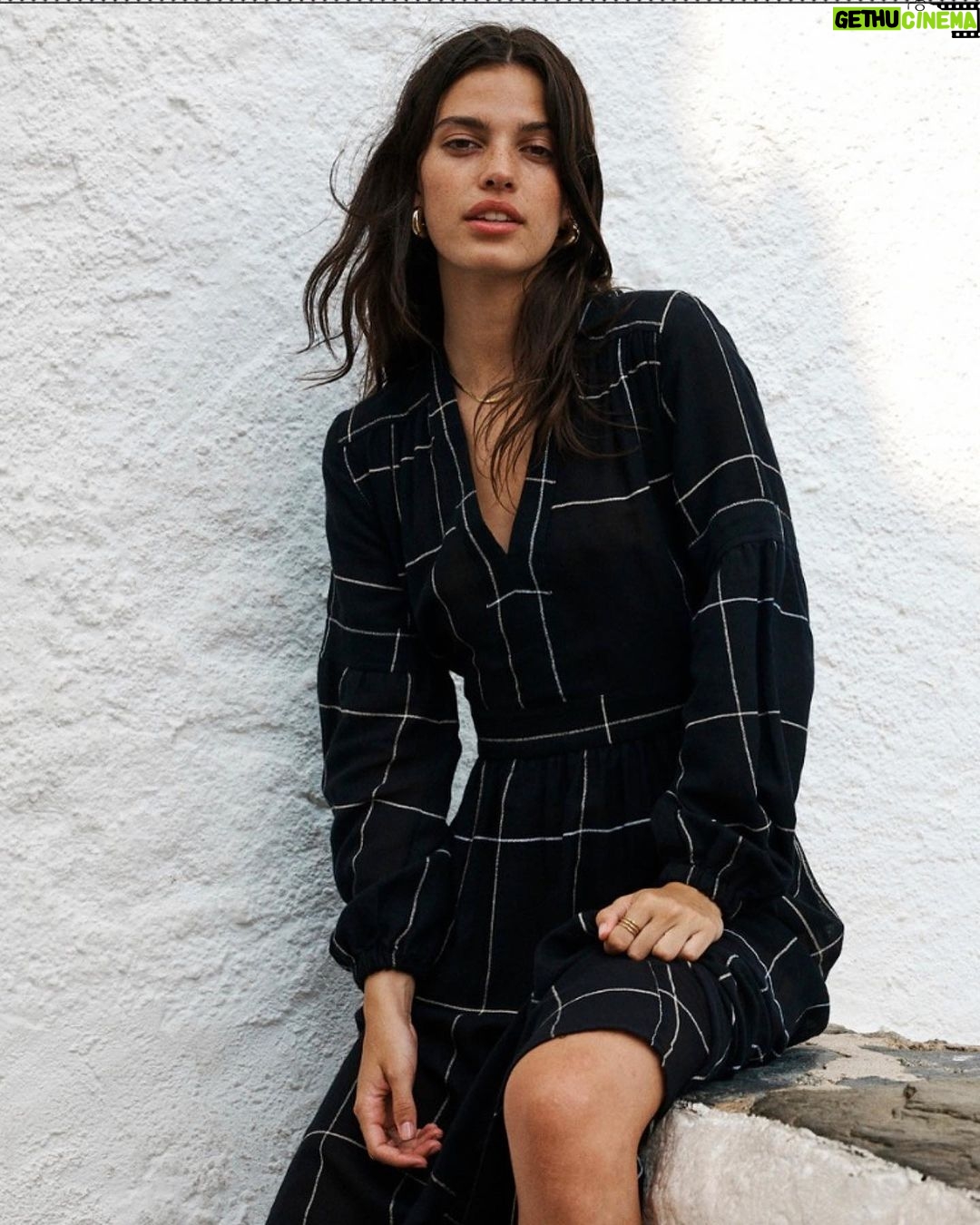 Jessica Alba Instagram - #SmallBusinessSaturday x Black History Month π€ Kicking off the celebration and featuring all things fashion! ππ§₯ππ π Whether you are looking for a dope new outfit, some mellow cozies or a cute accessory - these black-owned business have you covered. Between jackets, dresses, activewear, loungewear, shoes, purses, sunnies, jewelry - there is somethin for everyone β¨ @tovestudio @lemlemofficial @autumn_adeigbo @orireofficial @recreationalhabits @anya_lust @jessicarichofficial @murwayofficial @shadesofshadesofficial @simoneismith Check βem outβ£οΈ And comment your fave spots below ππ½ #BlackHistoryMonth