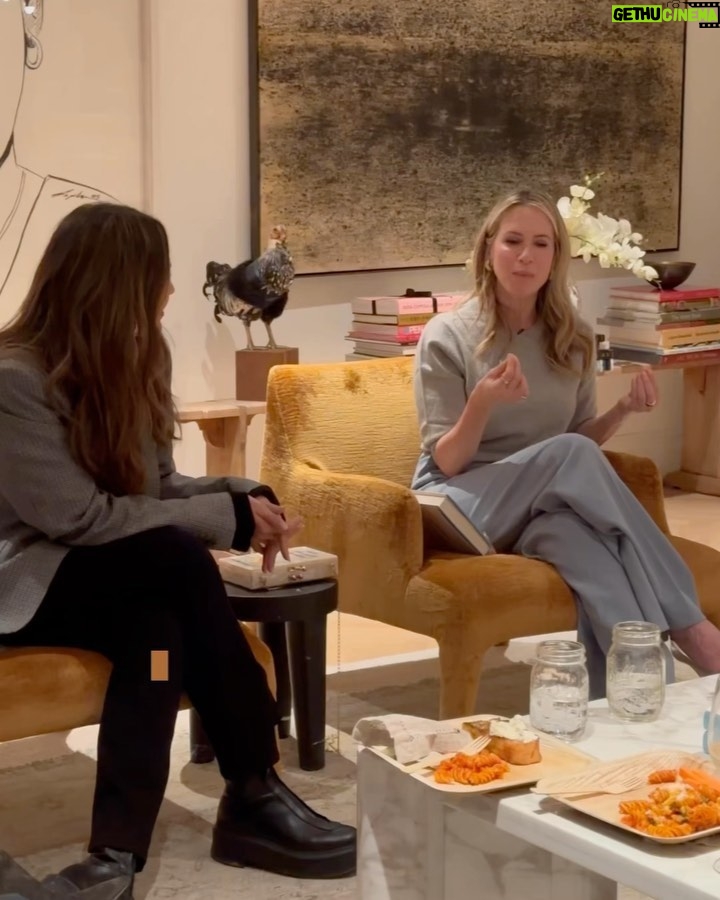 Jessica Alba Instagram - #MotivationMonday - last week, my boo @kellysawyer and I brought some of our homegirls together to celebrate Aliza @raisinggoodhumanspodcast and the launch of her new book, The 5 Principles of Parenting π This is hands down - one of the best books there is for parents b/c these principles apply to you for a lifetime! And they are science based! So grateful for all of the knowledge Aliza dropped on us so we can ALL be better humans! Make sure to check out the book π preorder now! It officially drops on January 23 - and check out her podcast too ποΈ#RaisingGoodHumans