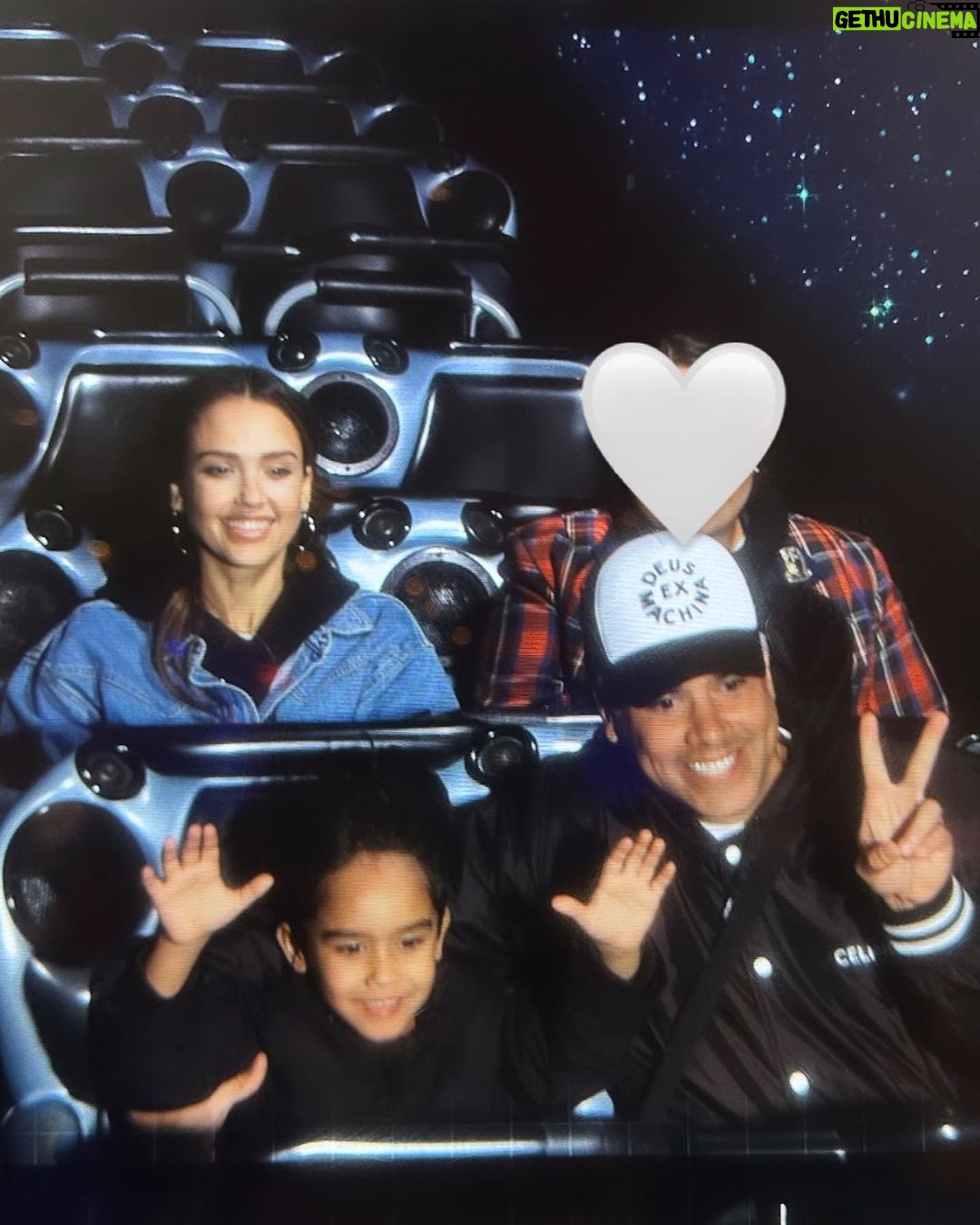 Jessica Alba Instagram - Celebrating Hayesie’s birthday with the homies @disneyland! ☺️🎟️🎢🫶🏽 #Disneyland #ThisIs6