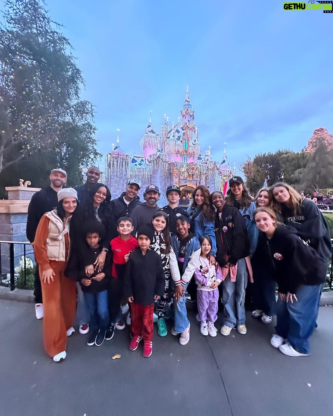 Jessica Alba Instagram - Celebrating Hayesie’s birthday with the homies @disneyland! ☺️🎟️🎢🫶🏽 #Disneyland #ThisIs6