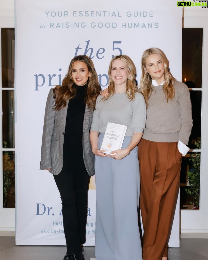 Jessica Alba Instagram - #MotivationMonday - last week, my boo @kellysawyer and I brought some of our homegirls together to celebrate Aliza @raisinggoodhumanspodcast and the launch of her new book, The 5 Principles of Parenting 💕 This is hands down - one of the best books there is for parents b/c these principles apply to you for a lifetime! And they are science based! So grateful for all of the knowledge Aliza dropped on us so we can ALL be better humans! Make sure to check out the book 📚 preorder now! It officially drops on January 23 - and check out her podcast too 🎙️#RaisingGoodHumans