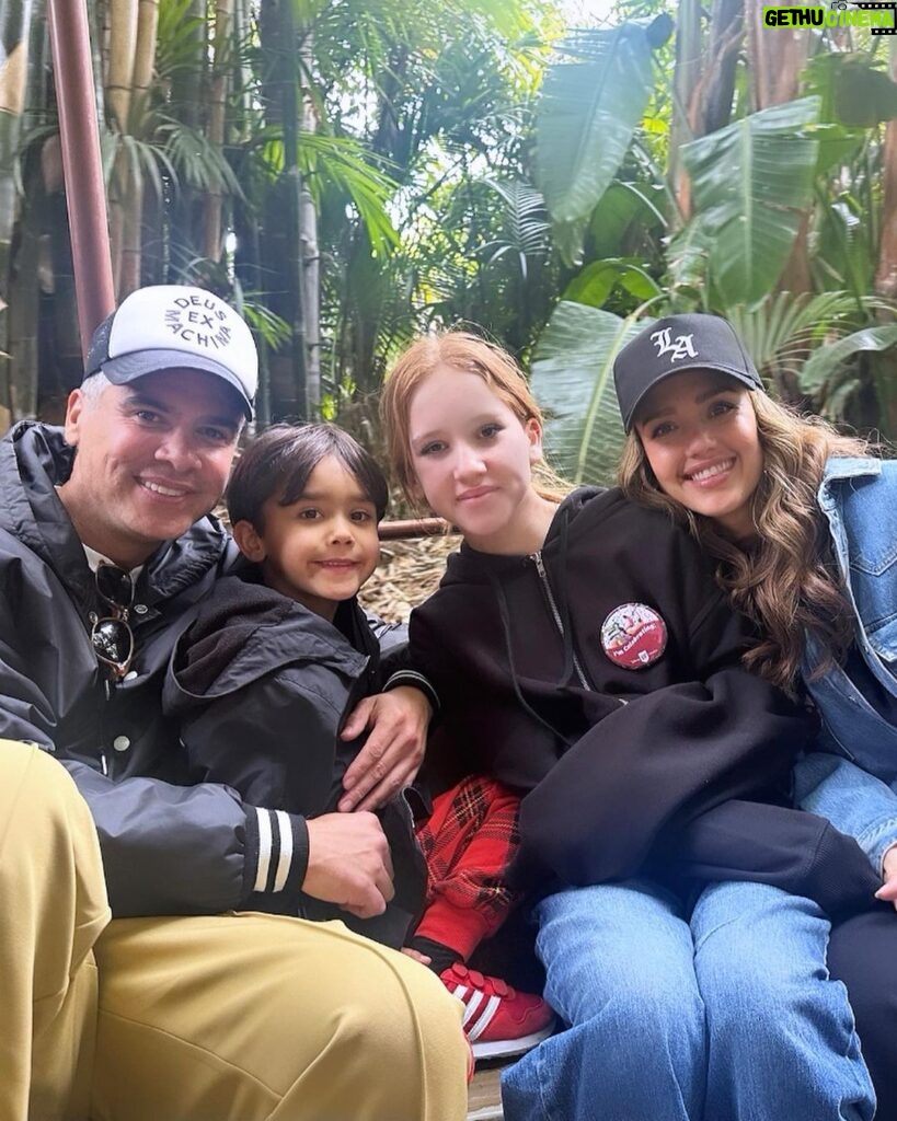 Jessica Alba Instagram - Celebrating Hayesie’s birthday with the homies @disneyland! ☺️🎟️🎢🫶🏽 #Disneyland #ThisIs6