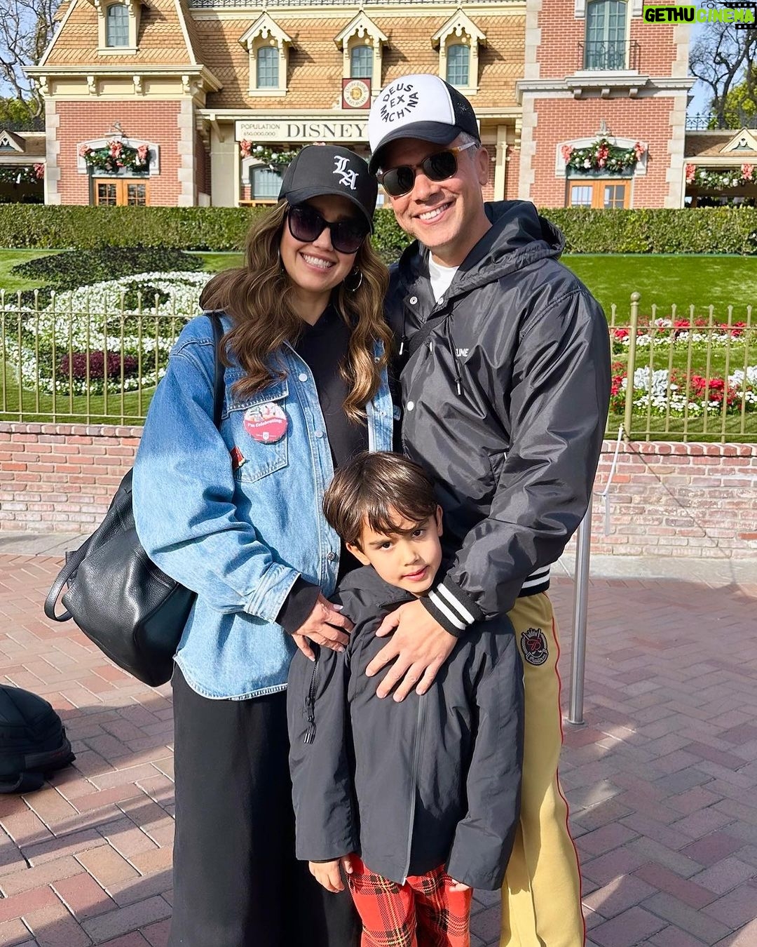 Jessica Alba Instagram - Celebrating Hayesie’s birthday with the homies @disneyland! ☺️🎟️🎢🫶🏽 #Disneyland #ThisIs6