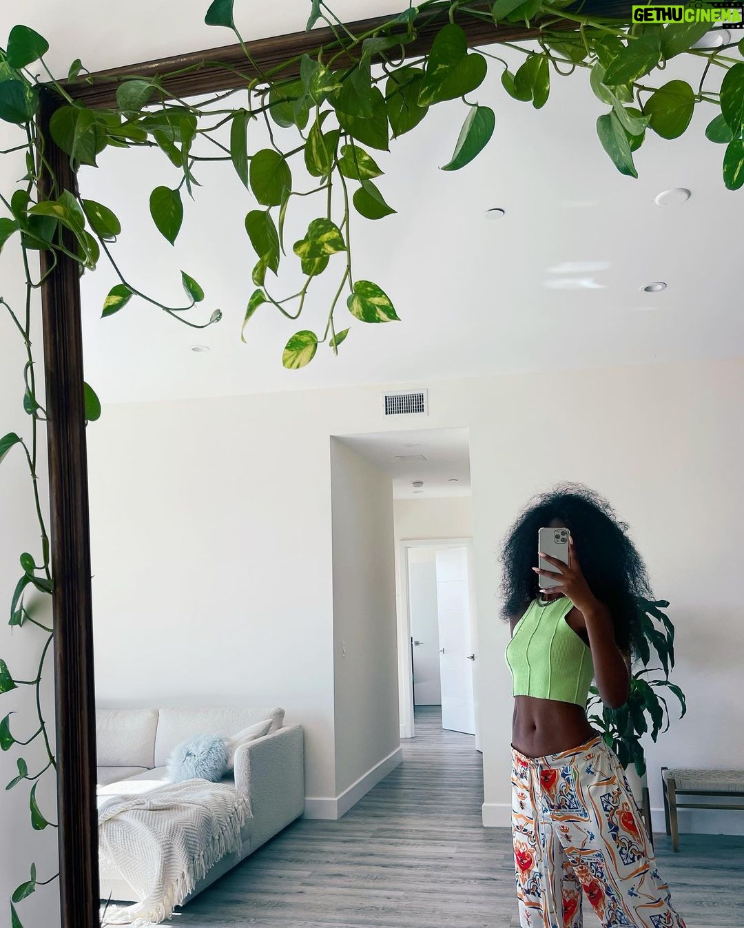 Jessica Allain Instagram - Home for 72hrs to water the plants 🪴
