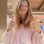 Jessica Biel Instagram - Do I look like I just woke up? Because I just woke up. But packing lunches with #KinderSprout makes my kid happy, which makes me happy. It’s the little things, ya know? 🧃🌱