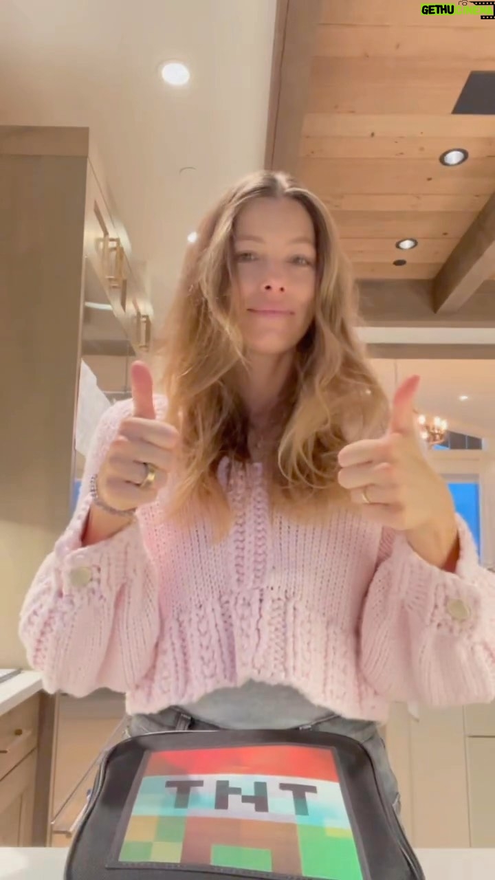 Jessica Biel Instagram - Do I look like I just woke up? Because I just woke up. But packing lunches with #KinderSprout makes my kid happy, which makes me happy. It’s the little things, ya know? 🧃🌱
