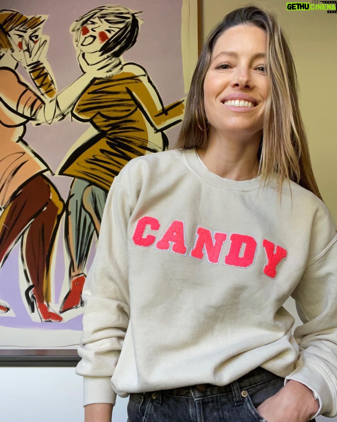 Jessica Biel Instagram - Call me Candy! Thanks Uncle Johnny for the @candyonhulu swag 🍬 @jetjohneshaya