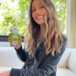 Jessica Biel Instagram - My new favorite thing on earth (happy🌎 day!) 👉🏻 Kindersprout… aka plant-based, lunchbox safe, healthy protein shake that my kids love too 🌱@kinderfarms