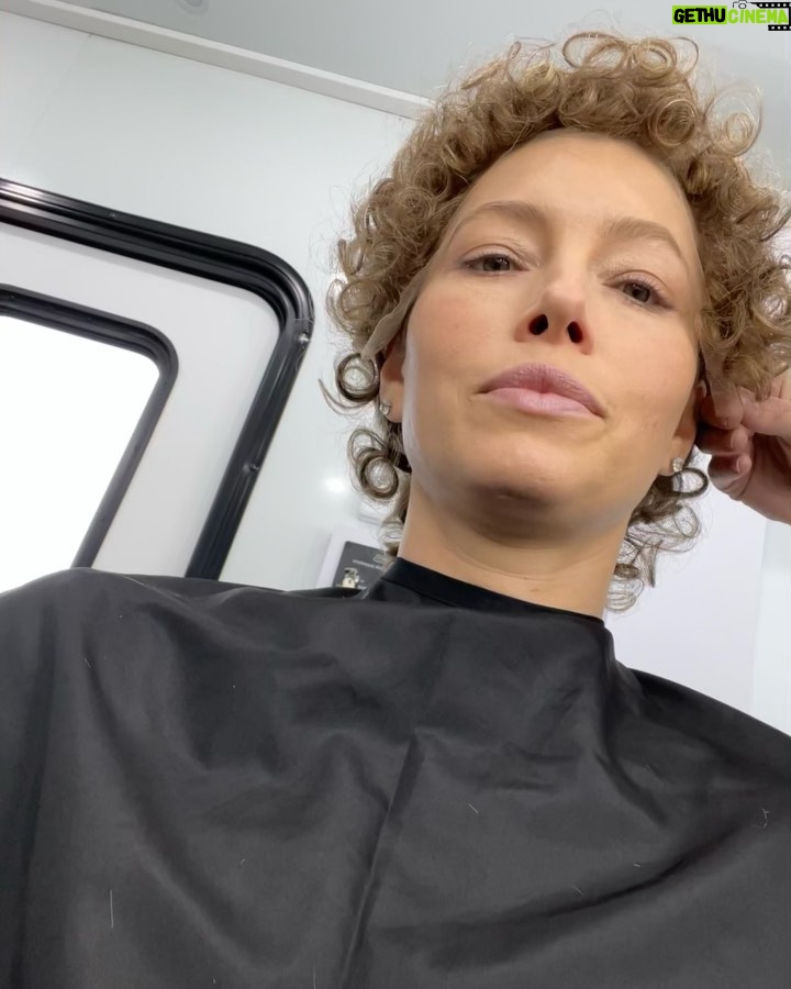 Jessica Biel Instagram - The hair is FULL of secrets. Have you been watching @candyonhulu??? 🪓🧑🏼🦱