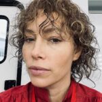 Jessica Biel Instagram - The hair is FULL of secrets. Have you been watching @candyonhulu??? 🪓🧑🏼‍🦱