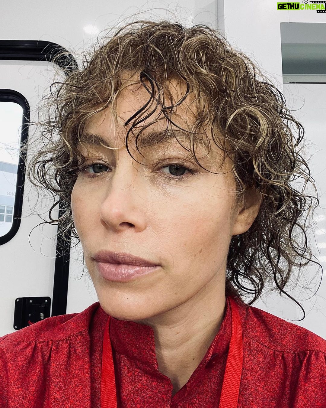 Jessica Biel Instagram - The hair is FULL of secrets. Have you been watching @candyonhulu??? 🪓🧑🏼🦱