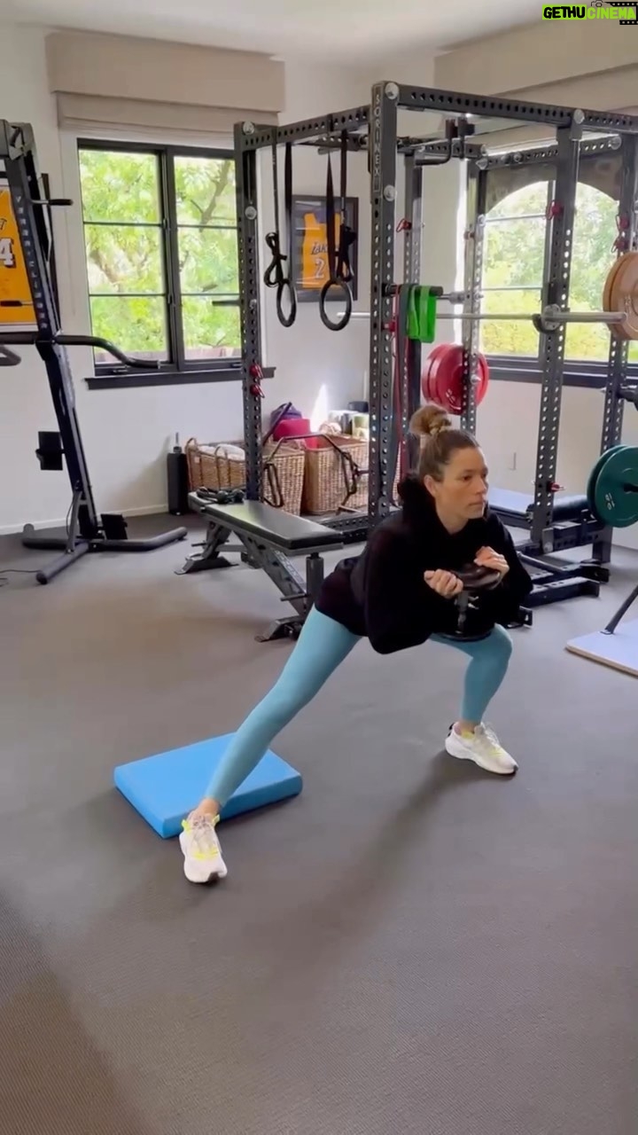 Jessica Biel Instagram - Go try this CRUEL single leg squat and then go watch @cruelsummer! Episode 3 is now streaming on @hulu