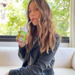Jessica Biel Instagram - My new favorite thing on earth (happy🌎 day!) 👉🏻 Kindersprout… aka plant-based, lunchbox safe, healthy protein shake that my kids love too 🌱@kinderfarms