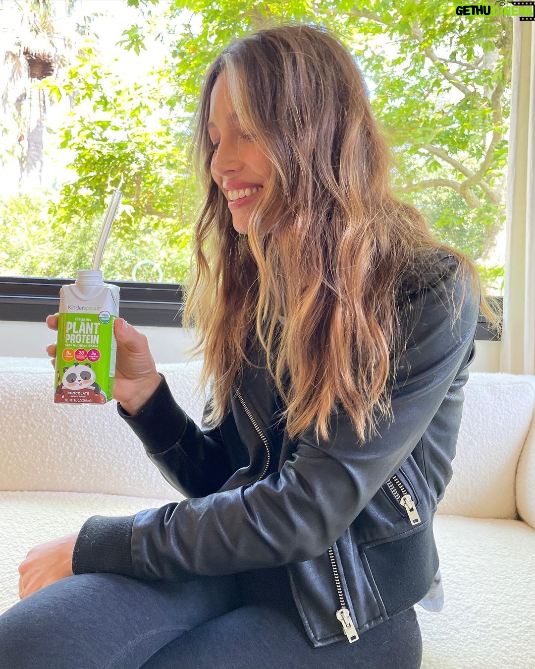 Jessica Biel Instagram - My new favorite thing on earth (happy🌎 day!) 👉🏻 Kindersprout… aka plant-based, lunchbox safe, healthy protein shake that my kids love too 🌱@kinderfarms