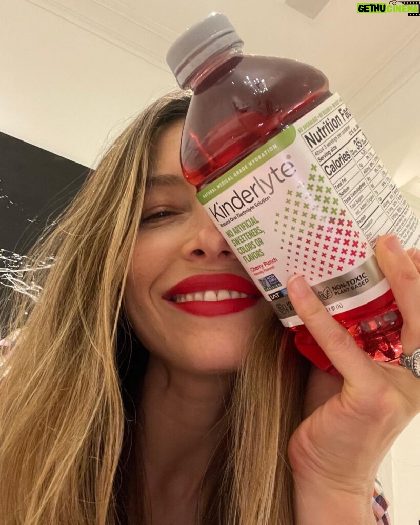 Jessica Biel Instagram - Guess who is NOT gonna be hungover tomorrow… 🥰👋🏻 Happy Holidays everybody - stay safe and party responsibly, even if you’re doin’ it at home alone 🙏🏻 @kinderfarms