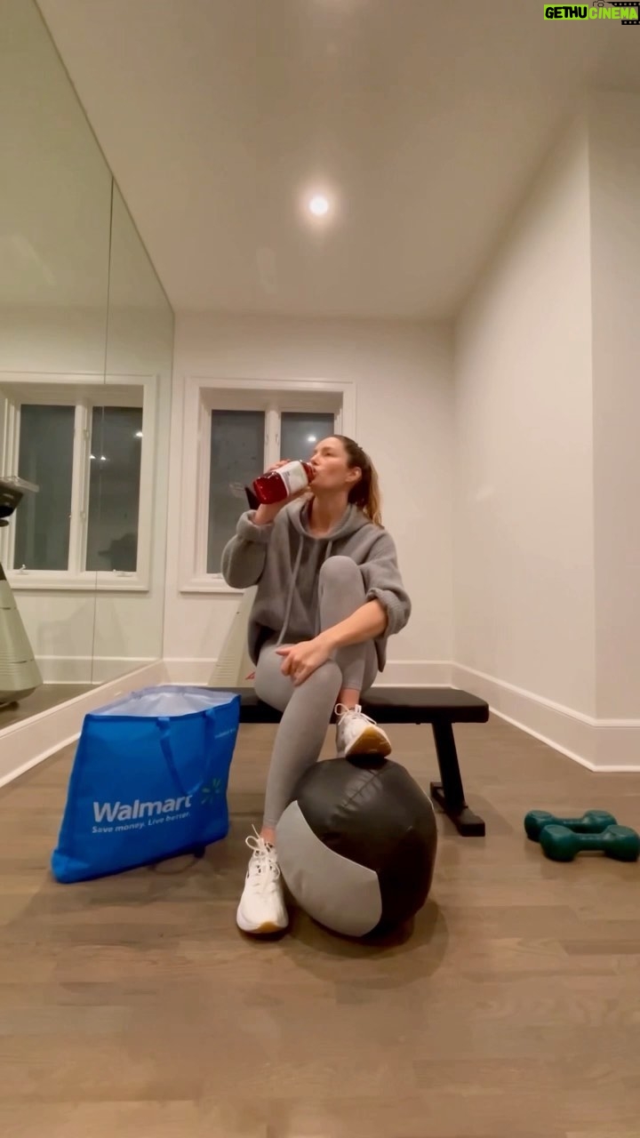 Jessica Biel Instagram - I take my Kinderlyte breaks very seriously. In other news… @kinderfarms is now available at @walmart! Hence the cooler bag. Great cooler bag.