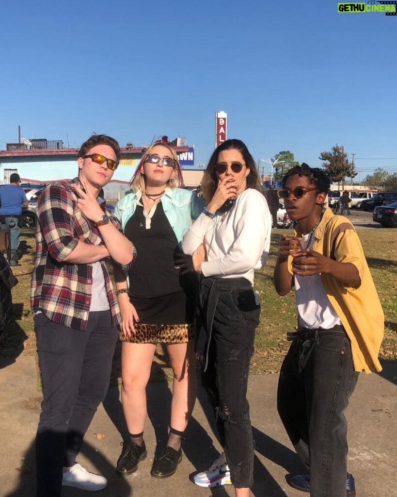 Jessica Biel Instagram - On set with the @cruelsummer fam. If you haven’t started the show yet, go watch!!! @freeform @hulu 🥰