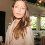 Jessica Biel Instagram - Proof that I put some heels on yesterday 🙃 Only for 👉🏻 @candyonhulu @televisionacad