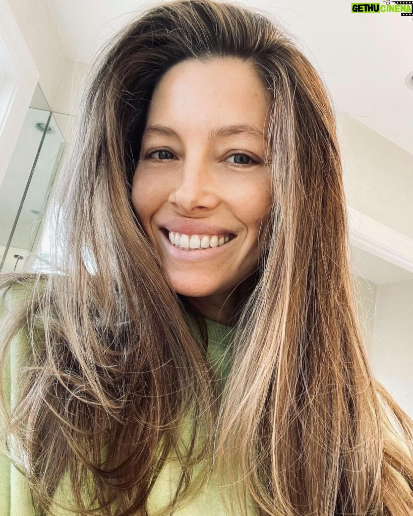 Jessica Biel Instagram - Nothing like @traceycunningham1 working her magic! 💁🏼‍♀️ Just in time for CANDY press ✨ @candyonhulu