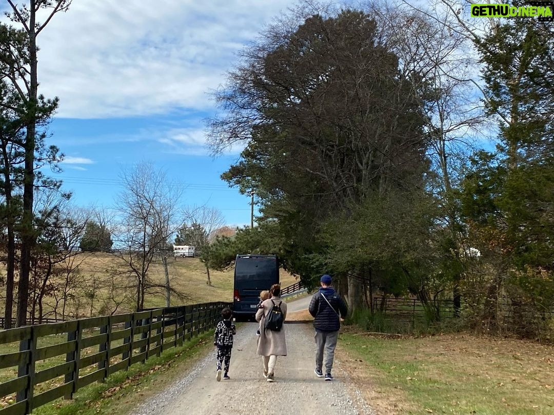Jessica Biel Instagram - Thankful for my guys… Merry Christmas everybody!! 🎁🎄