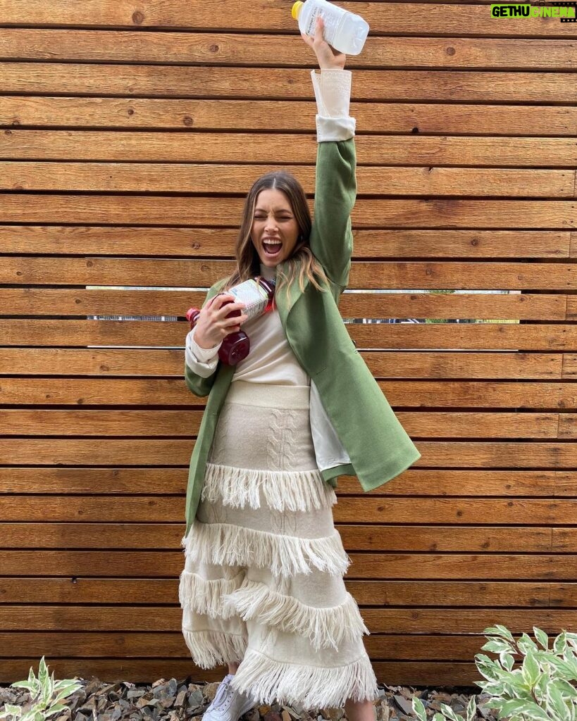 Jessica Biel Instagram - Take some serious, normal content they said… I ❤️ @kinderfarms and I’m so excited for the world to love it too. Swipe to the end, it’s important.