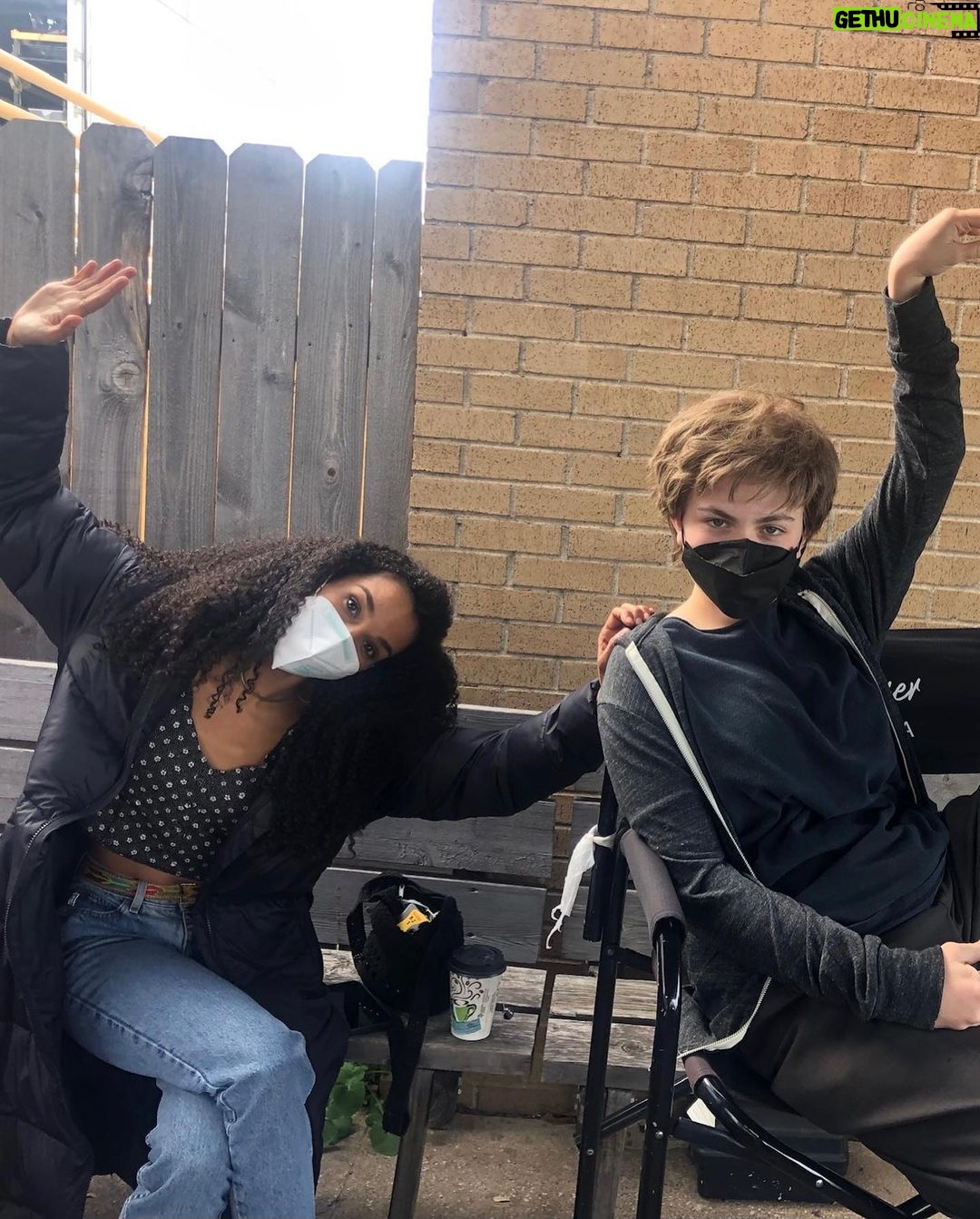 Jessica Biel Instagram - On set with the @cruelsummer fam. If you haven’t started the show yet, go watch!!! @freeform @hulu 🥰