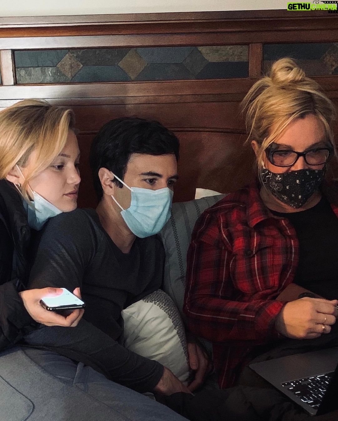 Jessica Biel Instagram - On set with the @cruelsummer fam. If you haven’t started the show yet, go watch!!! @freeform @hulu 🥰
