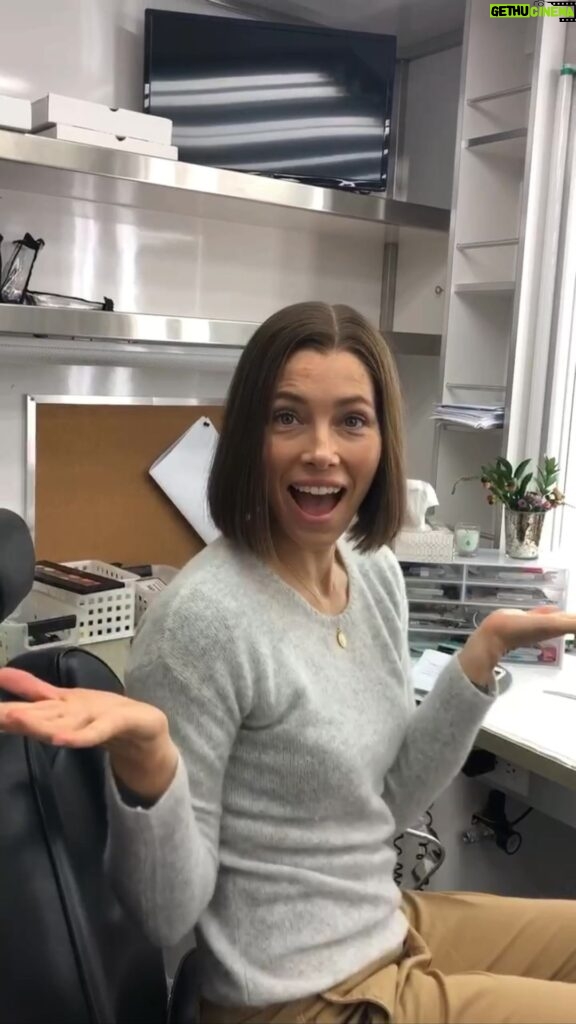 Jessica Biel Instagram - The bob means business. A lot more of this on #LIMETOWN (streaming for *free* on @peacocktv right now!)